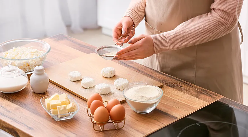 Na tvarohové koláče v troubě můžete dokonce použít dietní nízkotučný nebo zcela nízkotučný tvaroh