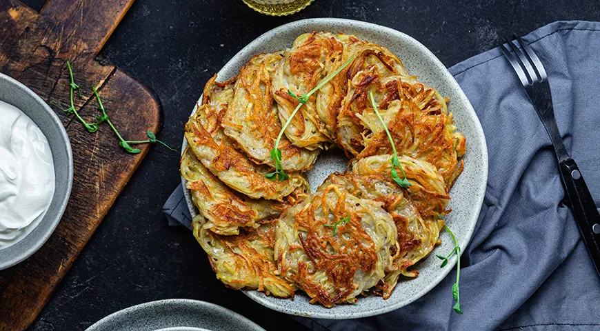 Draniki, na rozdíl od hashbrowns, se obvykle podávají jako nezávislé jídlo