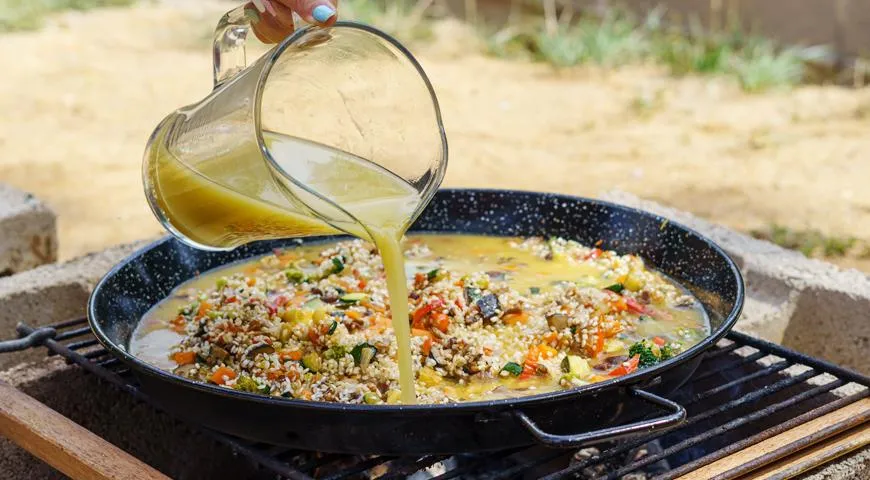 Do paelly se přidává vývar, aby byl pokrm ještě aromatičtější a chutnější.