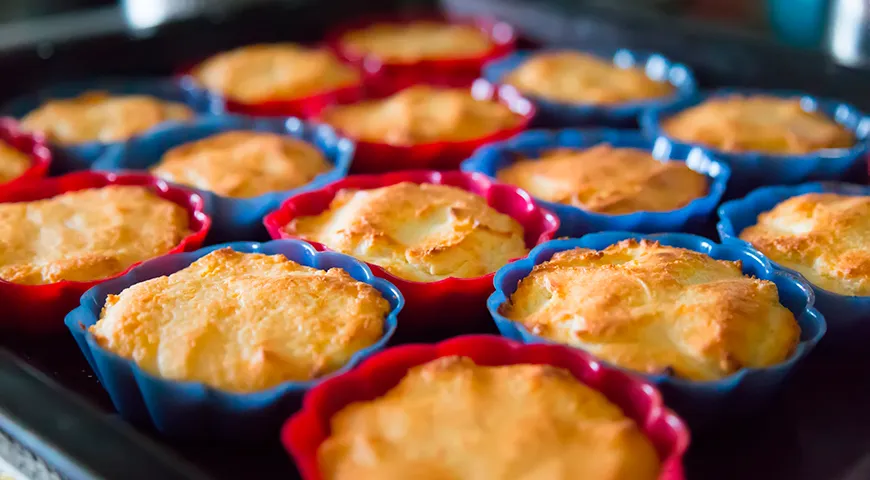 Tvarohové koláče z těsta by se měly připravovat ve formách na muffiny nebo porcované cupcaky.