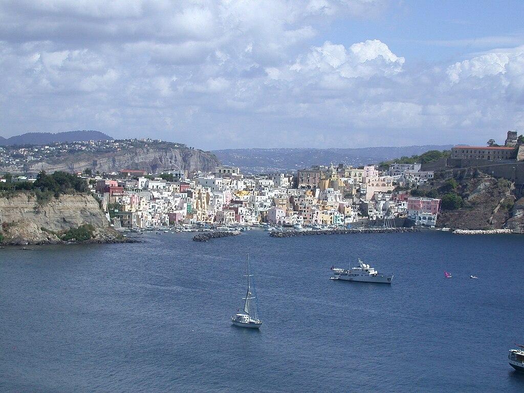 Procida přitahuje pozornost už z dálky / foto Wikipedie