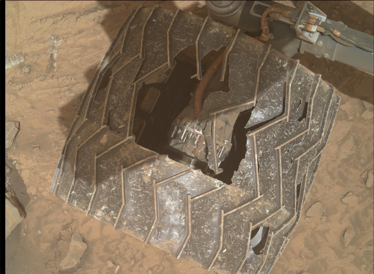 Na obrázku má vozítko Curiosity poměrně velkou díru / foto NASA/JPL-Caltech/MSSS